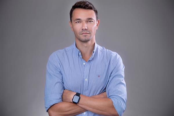 ניקיטה קומרוב 